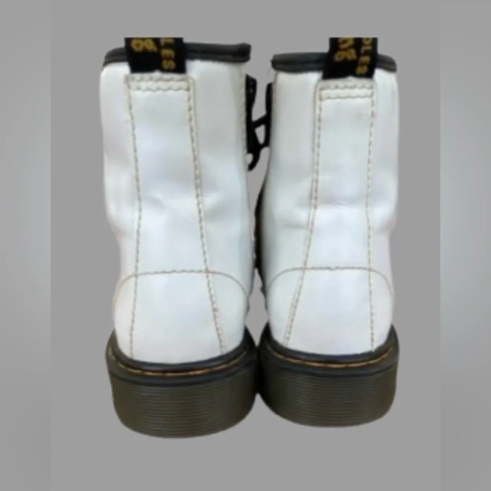 KIDS 100% white leather Dr. martens lace up ankle boots Children’s SZ 2